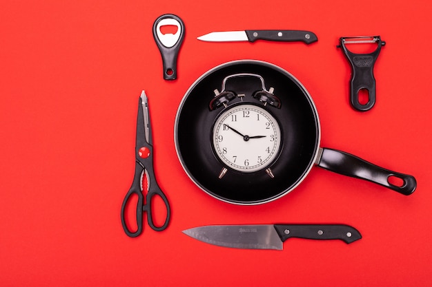 Vista superior da composição de utensílios de cozinha na cozinha isolada no vermelho