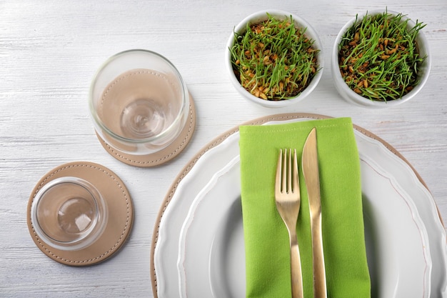 Vista superior da configuração da mesa para jantar em um café vegetariano