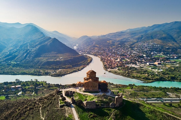 Vista superior da confluência de dois rios e o mosteiro jvari na cidade de mtskheta, na geórgia