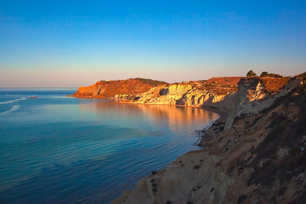 Vista superior da costa com os penhascos de calcário branco no Scala dei Turchi em inglês Escada dos turcos perto de Realmonte, na província de Agrigento. Sicília, Itália