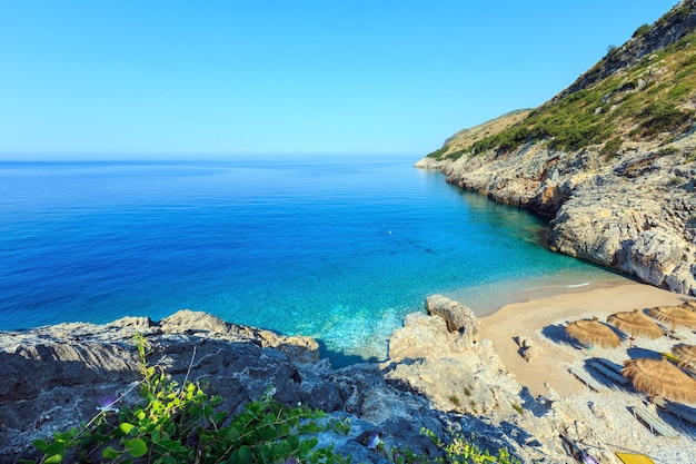 Vista superior da costa do mar Jônico de verão da manhã com praia Albânia