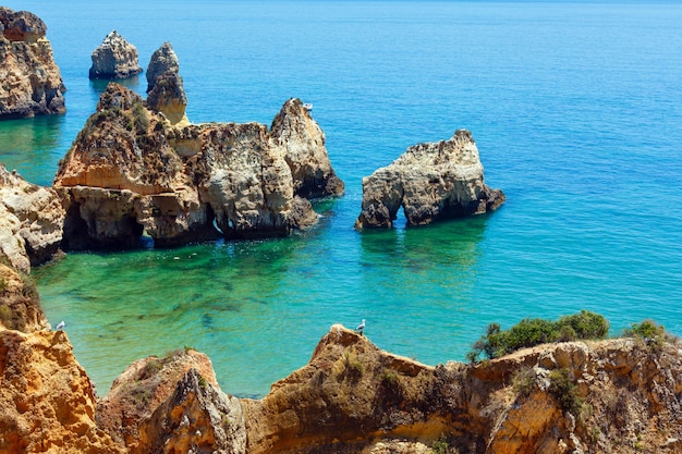 Vista superior da costa rochosa do Atlântico de verão (Portimão, Alvor, Algarve, Portugal).