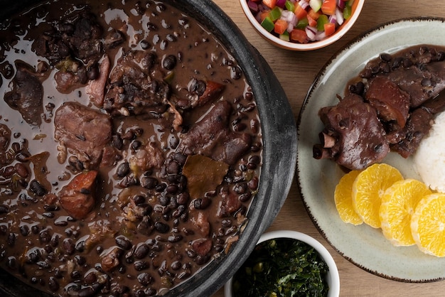 Vista superior da deliciosa feijoada brasileira