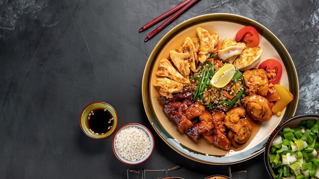 vista superior da deliciosa refeição balanceada fresca e saudável cozinha em uma tigela