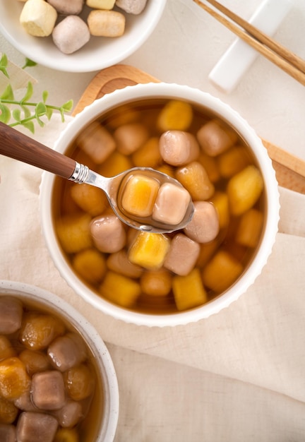 Vista superior da deliciosa sopa de xarope de bola de tapioca doce de taro em uma tigela branca para servir