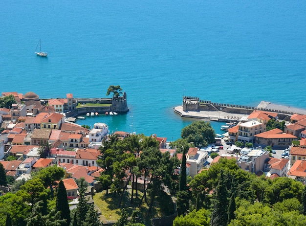 Vista superior da estância turística de Nafpaktos na Grécia