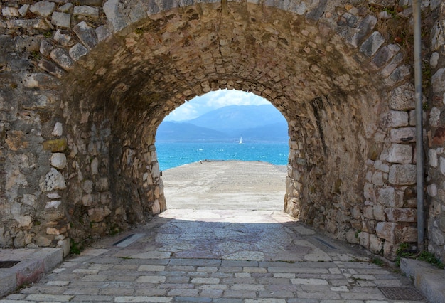 Vista superior da estância turística de Nafpaktos na Grécia