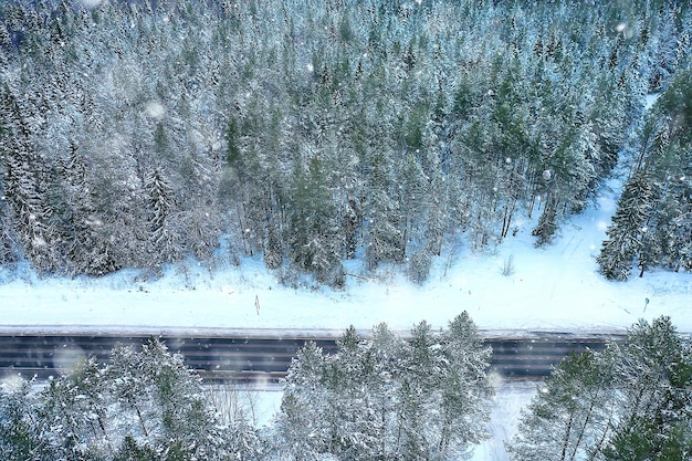 vista superior da estrada de inverno, paisagem de floresta de geada ao ar livre