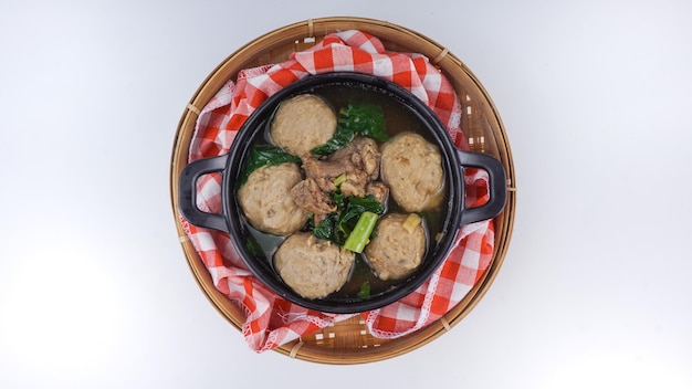 Vista superior da famosa Foodstreet Bakso ou almôndegas da Indonésia em uma wok Flat lay