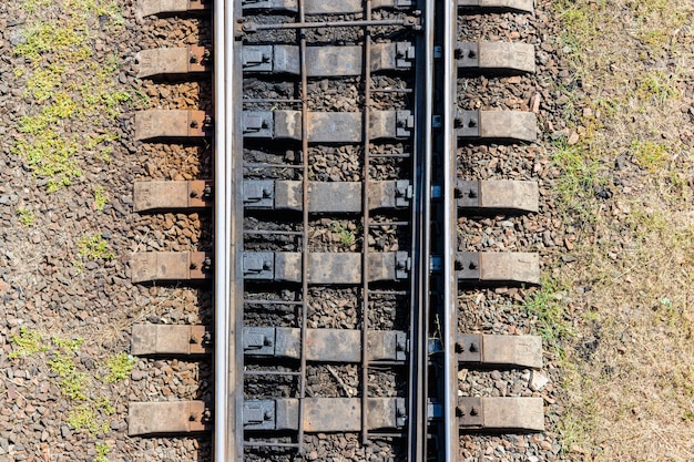 Vista superior da ferrovia. dormentes de concreto armado e trilhos de aço. close da ferrovia. conexão de transporte.