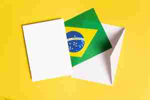 Foto vista superior da folha de papel branca em branco do brasil para espaço de cópia composição plana leiga