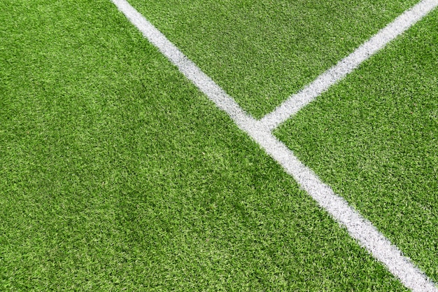Vista superior da grama verde do campo de futebol de futebol artificial com linha branca