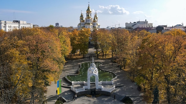 Vista superior da igreja e da fonte na cidade de Kharkiv