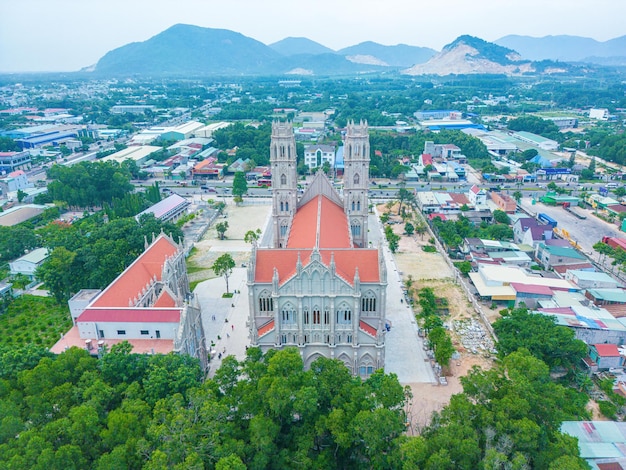 Vista superior da igreja song vinh, também conhecida como parish song, que atrai turistas para visitar espiritualmente nos fins de semana em vung tau vietnam a igreja song vinh tem construção semelhante à frança