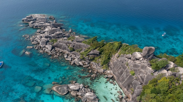 Foto vista superior da lancha de água turquesa rasa do mar de andamão similã tailândia