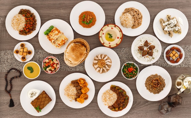 Vista superior da mesa com compartilhamento de comida de pratos. Cozinha libanesa.