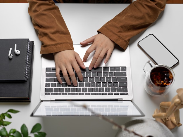 Vista superior da mesa com um laptop e uma xícara de café