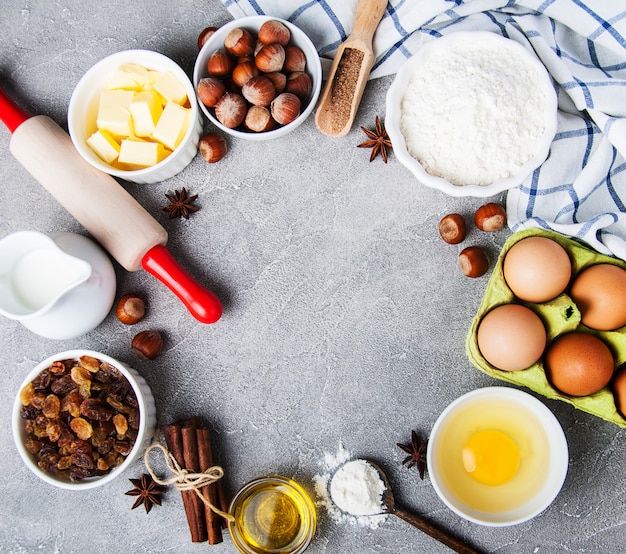 Foto vista superior da mesa da cozinha com ingredientes de panificação