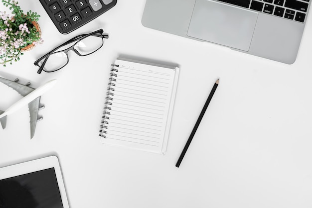 Vista superior da mesa de escritório branca com computador e outros suprimentos de escritório