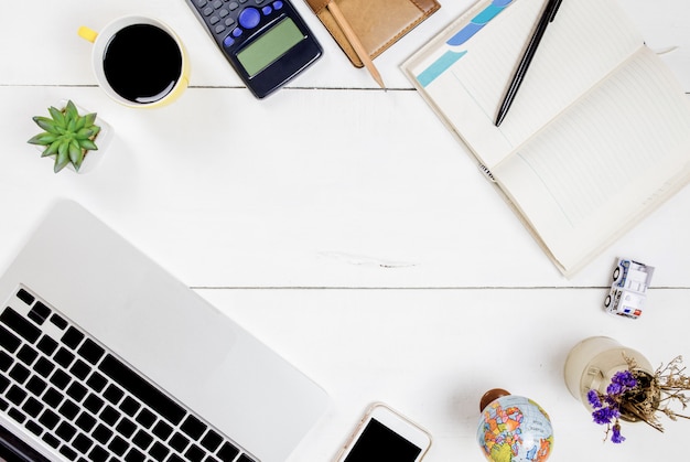 Foto vista superior da mesa de escritório branco com laptop e xícara de café