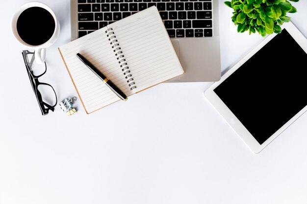 Vista superior da mesa de escritório moderna com espaço de trabalho no escritório com espaço de cópia, configuração plana.