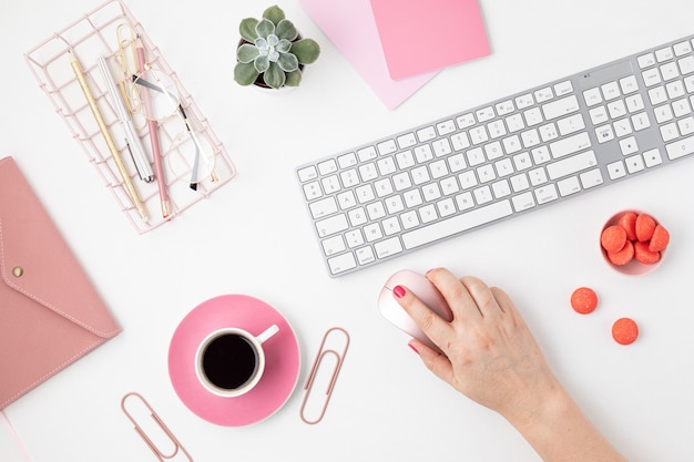 Vista superior da mesa do escritório em casa. Mesa com teclado, café e papelaria. Organização do espaço de trabalho de escritório em casa plana, trabalho remoto, aprendizagem à distância, videoconferência, conceito de chamadas