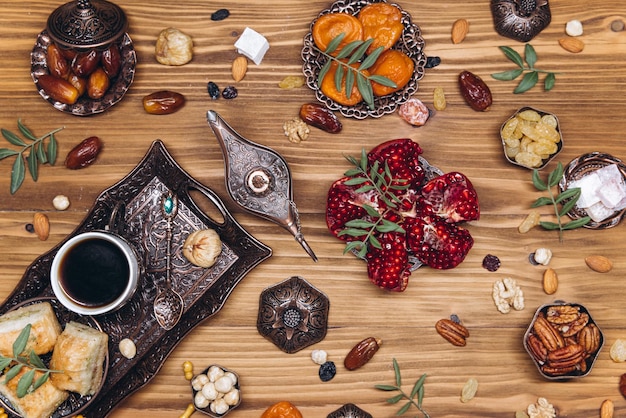 Vista superior da mesa do Ramadã Banner com pratos tradicionais árabes xícara de café e conjuntos de comida