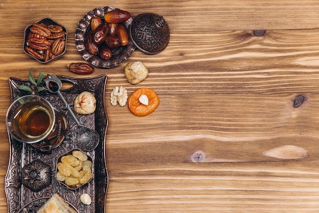 Vista superior da mesa do Ramadã Banner com pratos tradicionais árabes xícara de chá e conjuntos de comida