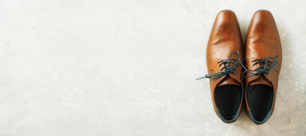 Vista superior da moda sapatos masculinos em fundo cinza Conceito de venda e compras Copiar espaço