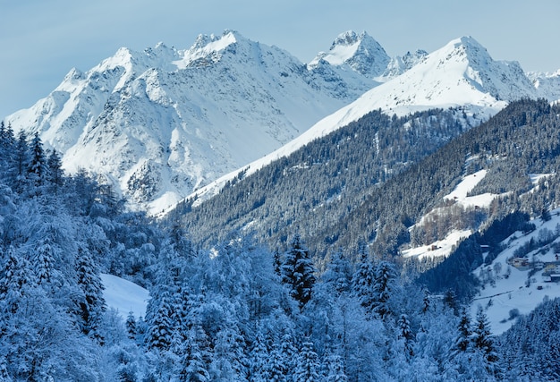 Vista superior da montanha de inverno com floresta na encosta nevada Áustria, Tirol.