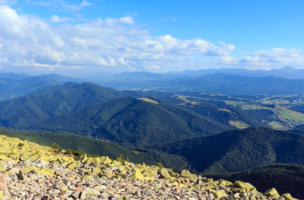 Vista superior da montanha dos Cárpatos de verão do cume rochoso do Monte Homiak (Gorgany, Ucrânia).