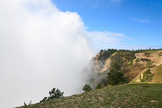 Vista superior da montanha nublada Aj-Petri (Crimeia, Ucrânia)