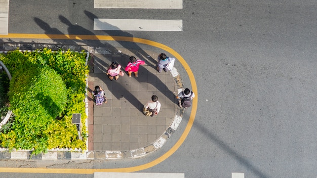 Vista superior da multidão de pessoas a pé na rua comercial pedestre na cidade