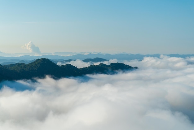 Vista superior da paisagem da névoa matinal com camada de montanha no norte da tailândia