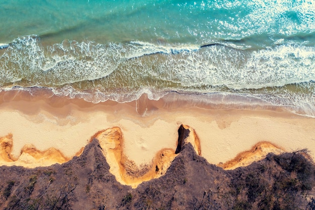 Vista superior da paisagem marítima Mar e costa íngreme de argila no outono Ucrânia Europa