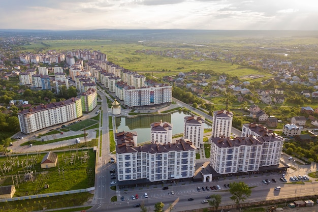 Vista superior da paisagem urbana da cidade em desenvolvimento com prédios altos e casas do subúrbio.