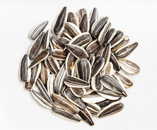 Vista superior da pilha de sementes de girassol inteiras em cinza