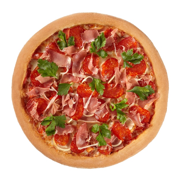 Foto vista superior da pizza de carne com frango defumado salame e presunto isolado no fundo branco