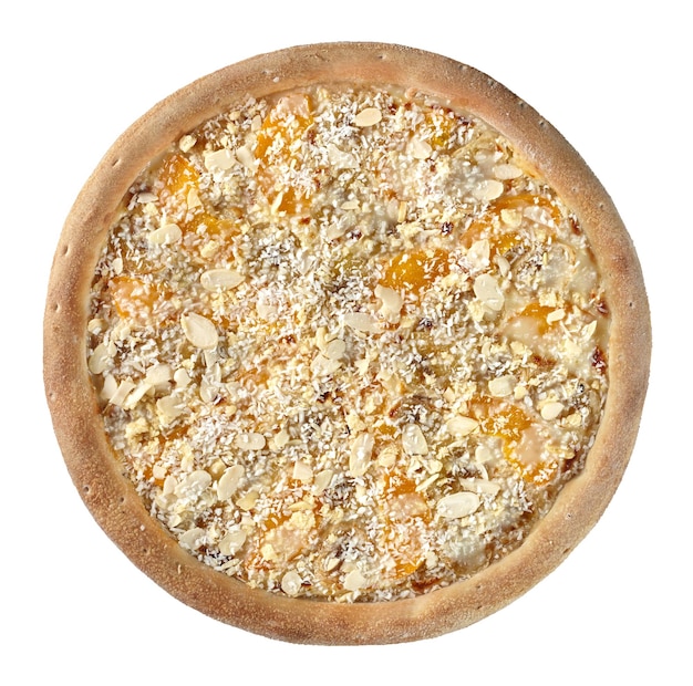 Vista superior da pizza doce com leite condensado banana pêssego amêndoa e lascas de coco isoladas em branco