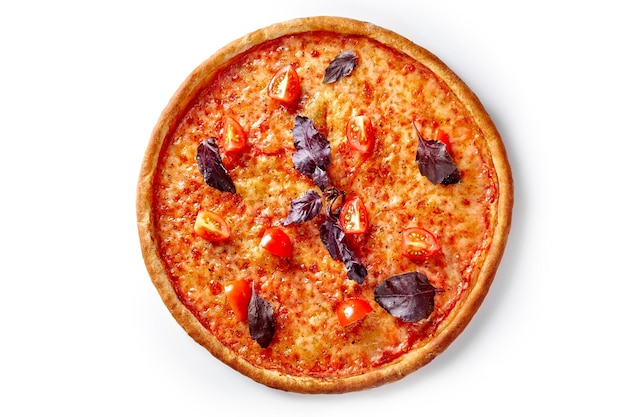 Vista superior da pizza margherita com tomate queijo mussarela e manjericão roxo isolado no fundo branco