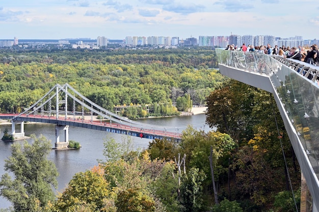 Vista superior da ponte sobre o rio Dnieper, na cidade de Kyiv