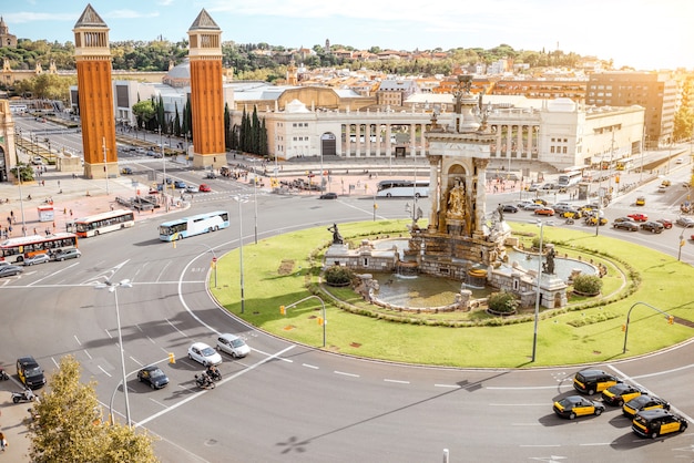 Vista superior da Praça da Espanha com colunas venezianas e fonte na cidade de Barcelona
