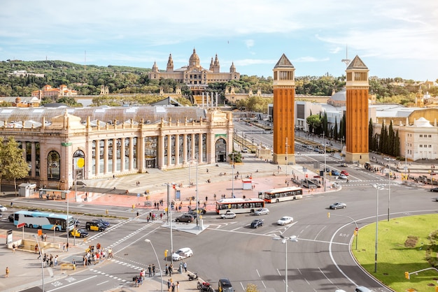 Vista superior da praça da Espanha com colunas venezianas e museu de arte em Barcelona