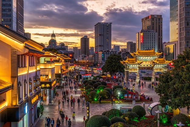 Vista superior da Praça Jinbi, que tem o arco Golden Horse e Jade Rooster no tempo do sol em Kunming, China