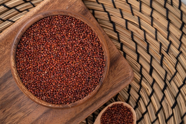 Vista superior da quinoa vermelha orgânica em uma tigela no fundo da mesa branca