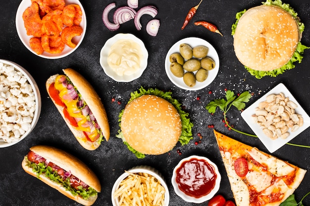 Foto vista superior da refeição de fast food na mesa preta