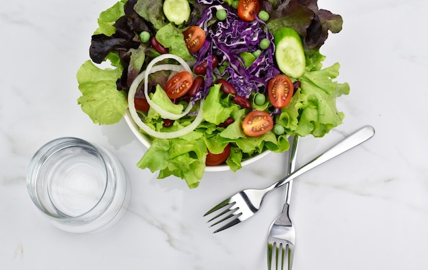 Vista superior da salada com mistura de folhas verdes frescas e vegetais