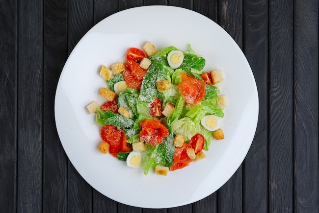 Vista superior da salada com ovo de codorna, filé de salmão e legumes com queijo