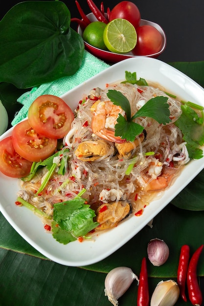 Vista superior da salada de aletria de frutos do mar com camarão lula amêijoas carne de porco picada comida de rua tailandesa Tailândia