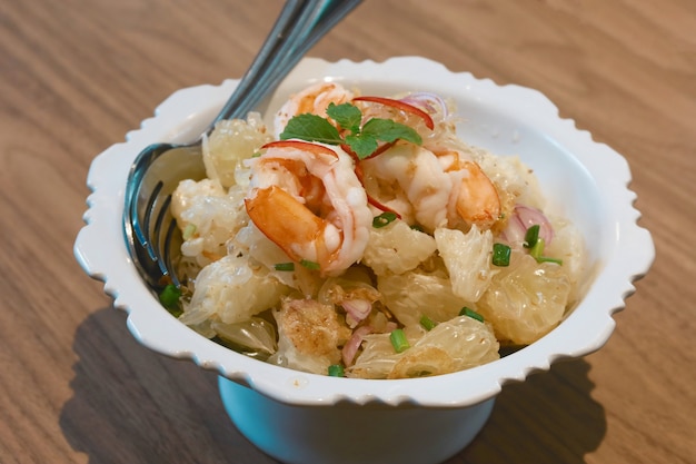 Vista superior da salada picante de camarão com toranja